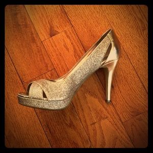 Alfani Golden Heels in a Size 7